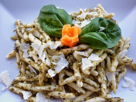 STROZZAPRETI CON PESTO DI RUCOLA E MANDORLE