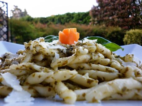 STROZZAPRETI CON PESTO DI RUCOLA E MANDORLE