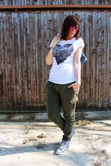 Outfit: Una t-shirt con stampa cuore, pantaloni militari e occhiali maculati rosa