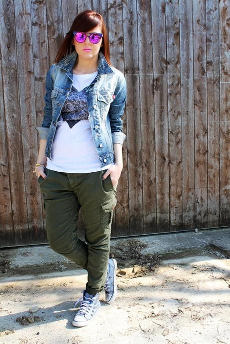 Outfit: Una t-shirt con stampa cuore, pantaloni militari e occhiali maculati rosa