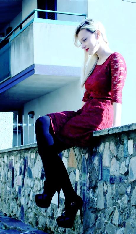 Il mio outfit con un vestito di pizzo burgundy