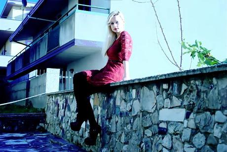 Il mio outfit con un vestito di pizzo burgundy