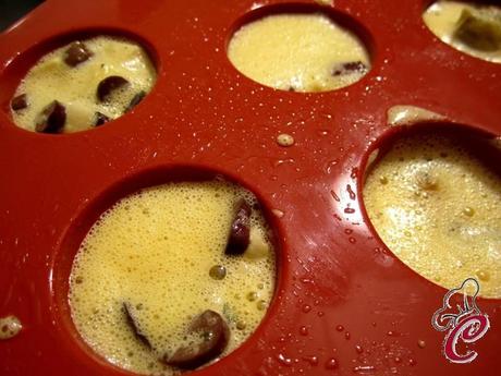 Carciofini in finger-frittata al rosmarino con olive e parmigiano: la soluzione a potata di mano