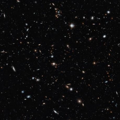 L'mmagine presa dal telescopio spaziale Hubble mette in evidenza molte galassie a distanze molto differenti da noi. Crediti: NASA/ESA