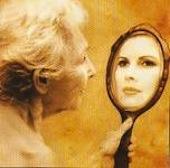 Anziana-allo-specchio