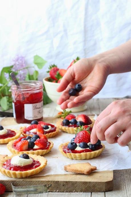 Crostatine alla crema di pistacchio e fragole e... Buona Pasqua!