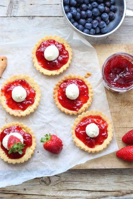 Crostatine alla crema di pistacchio e fragole e... Buona Pasqua!