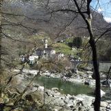 Trekking in Ticino: il Paradiso in Val Verzasca