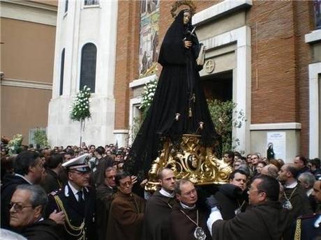Madonna addolorata in processione