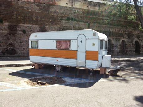 Fotografando e riflettendo su San Lorenzo facendosi passare la voglia di fare una passeggiata. E per una volta non si parla di movida...