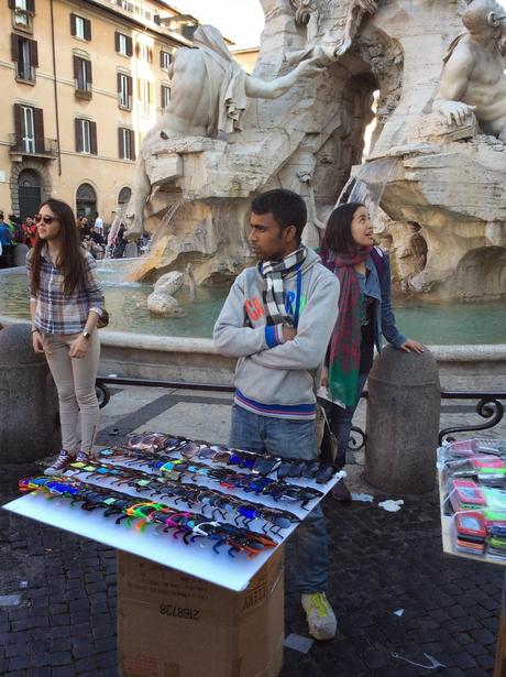 Forze dell'ordine concentrate a tenere lontani gli ambulanti dall'area del Vaticano, e Piazza Navona si riduce così...