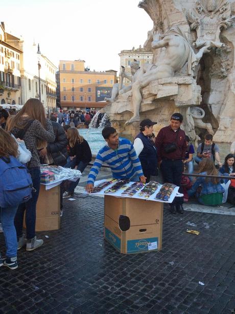 Forze dell'ordine concentrate a tenere lontani gli ambulanti dall'area del Vaticano, e Piazza Navona si riduce così...