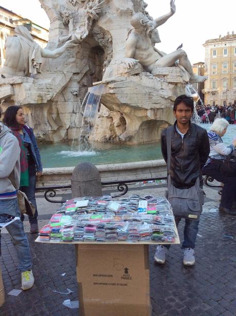 Forze dell'ordine concentrate a tenere lontani gli ambulanti dall'area del Vaticano, e Piazza Navona si riduce così...