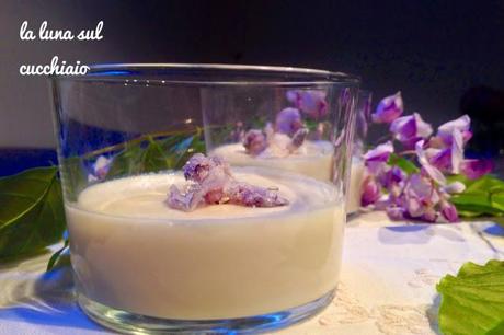 Panna cotta allo sciroppo di glicine fatto in casa