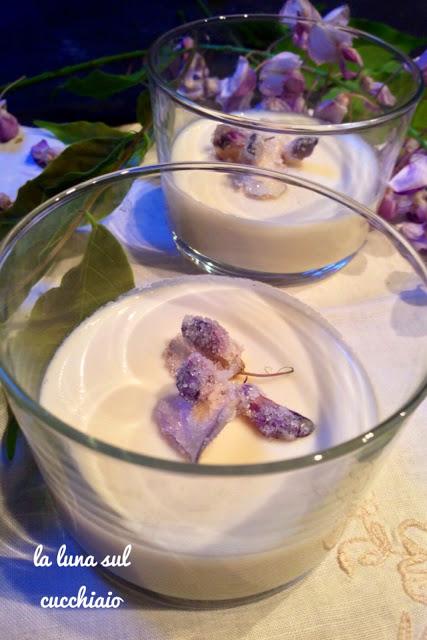 Panna cotta allo sciroppo di glicine fatto in casa