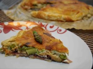 Sfogliata con asparagi, prociutto crudo e scamorza