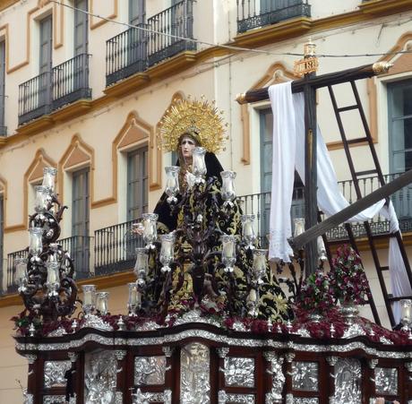 E la pioggia arriva per l'ultimo giorno della Settimana Santa di Siviglia (le foto dei giorni precedenti)