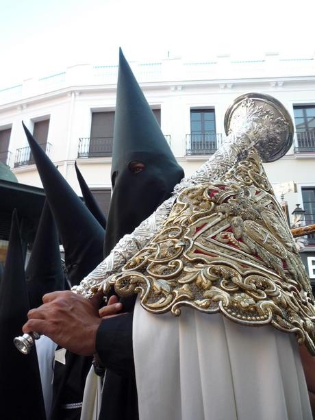 E la pioggia arriva per l'ultimo giorno della Settimana Santa di Siviglia (le foto dei giorni precedenti)