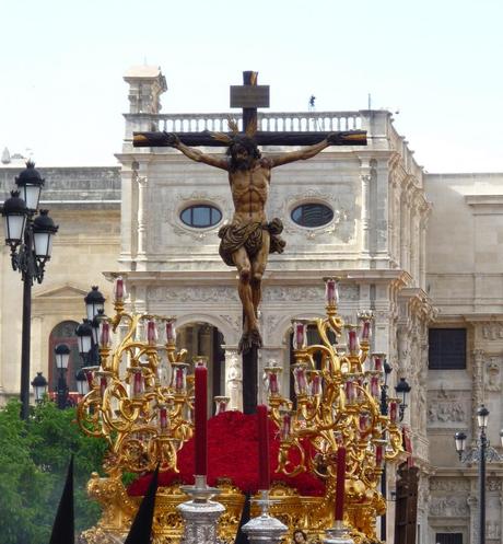 E la pioggia arriva per l'ultimo giorno della Settimana Santa di Siviglia (le foto dei giorni precedenti)