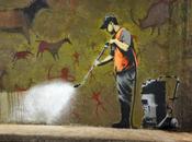 Banksy ripreso video sorveglianza ultima opera: Mobile Lovers