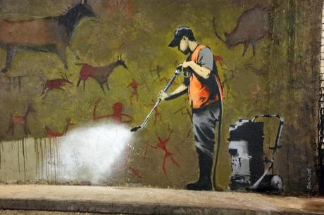 Banksy ripreso in un video di sorveglianza per la sua ultima opera: Mobile Lovers