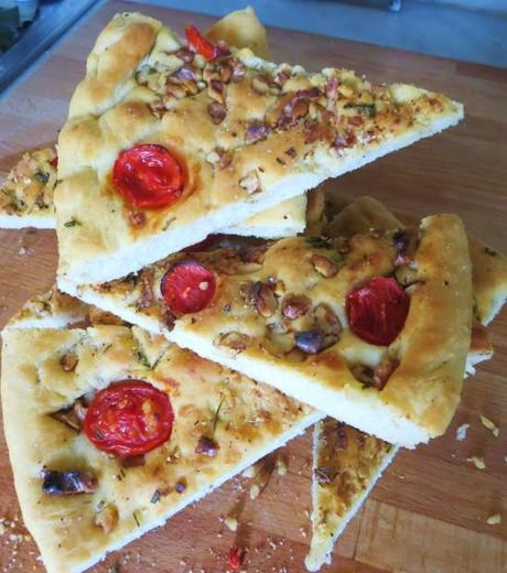 ffocaccia  ai pomodorini, noci e rosmarino