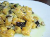 Gnocchi alla curcuma melanzane pesto