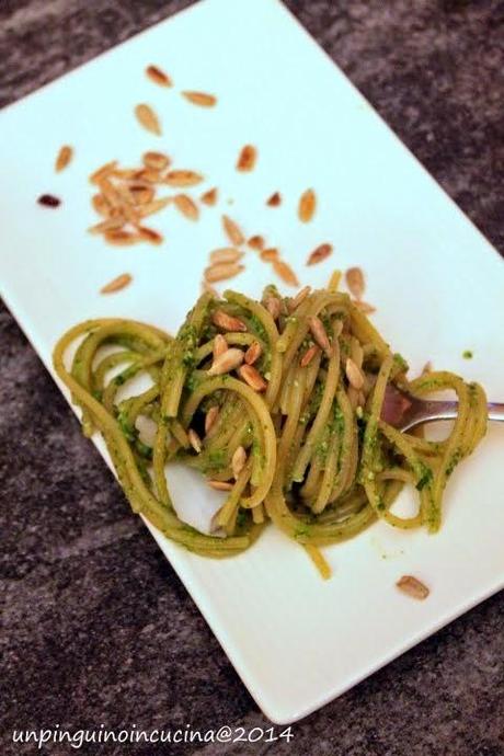 Spaghetti integrali con pesto di rucola, pompelmo e semi di girasole