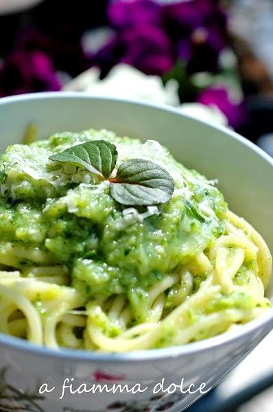 Spaghetti alla crema di zucchine e menta