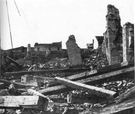 Viareggio - Chiesa di S.Antonio in macerie dopo i bombardamenti - Foto tratta da Nuova Viareggio Ieri N.16 - gennaio 1996