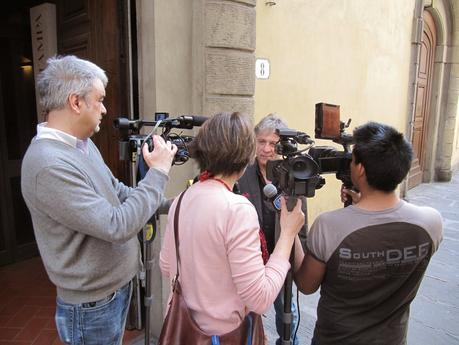 Alla conferenza stampa per la mostra di Calvetti “The world in one room / Il mondo in una stanza”