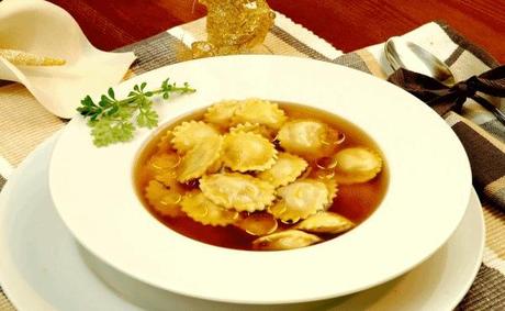 Ricetta anti-age: Cappelletti in brodo vegetale con rapa rossa e curcuma