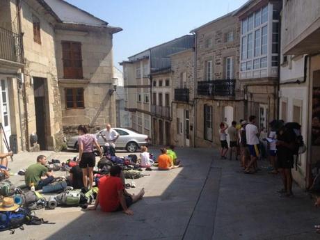 Pellegrini in attesa all'albergue di Sarria