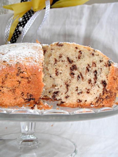 Torta sofficissima all'acqua con scaglie di cioccolato