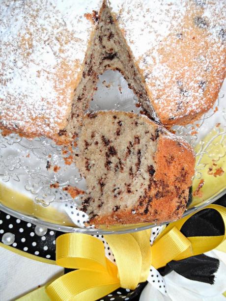 Torta sofficissima all'acqua con scaglie di cioccolato