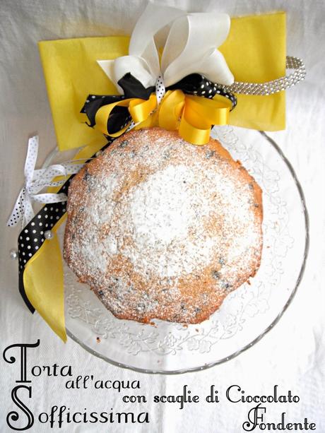 Torta sofficissima all'acqua con scaglie di cioccolato