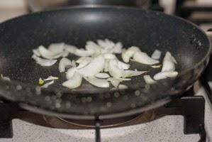 Spaghetti integrali con fave e piselli