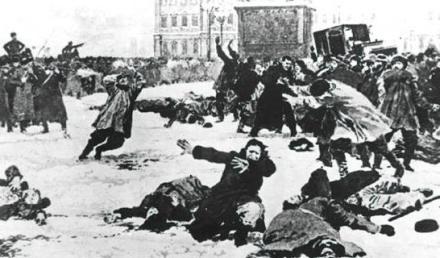 Il 22 gennaio 1905 una folla di 200.000 lavoratori si raccolse davanti al Palazzo d'Inverno di San Pietroburgo per protestare contro le brutali condizioni di lavoro in Russia: il corteo intendeva presentare una petizione allo zar in nome delle riforme politiche. Lo zio di Nicola II ordinò alla guardia imperiale di fare fuoco sui dimostranti. Il massacro, in cui morirono un centinaio di persone, fu uno degli eventi cruciali della rivoluzione russa del 1905.