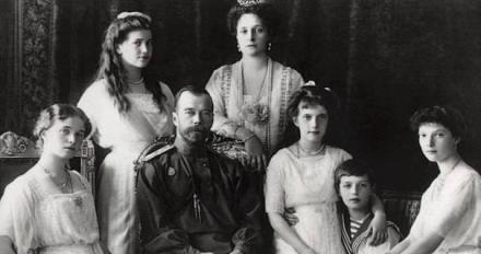 Nicola II, ultimo zar della Russia (1894-1917), insieme alla moglie Alessandra, alle duchesse Olga e Maria, alle granduchesse Anastasia e Tatiana e al figlio Alexis. Nicola continuò la politica assolutista del padre opponendosi alle richieste sempre più insistenti di apertura alla democrazia. Dopo la rivoluzione del 1917 fu costretto ad abdicare, venne imprigionato per qualche mese e infine fu giustiziato dai bolscevichi con tutta la famiglia a Jekaterinburg nella notte tra il 16 e il 17 luglio 1918.