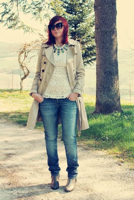 Outfit: maglia in pizzo, trench e stivaletti lucidi