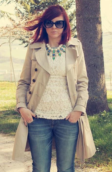 Outfit: maglia in pizzo, trench e stivaletti lucidi