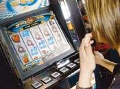 Siracusa: perde mille euro alla slot machine prende bastonate, denunciata donna