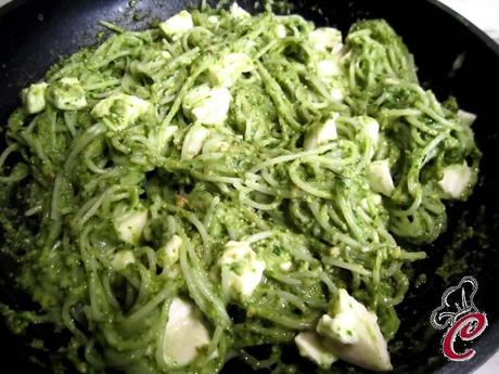 Frittata di spaghetti di riso basmati con pesto di rucola: che sia sole o che sia pioggia il piacere è garantito