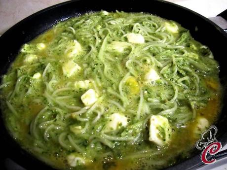 Frittata di spaghetti di riso basmati con pesto di rucola: che sia sole o che sia pioggia il piacere è garantito