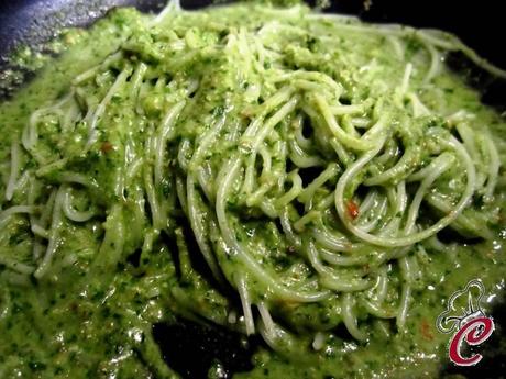 Frittata di spaghetti di riso basmati con pesto di rucola: che sia sole o che sia pioggia il piacere è garantito