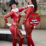 animaliste della Peta protestano a Londra Mangiatori di manzo no, vegani sì04