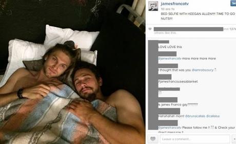 James Franco e Keegan Allen gay? Selfie a letto insieme