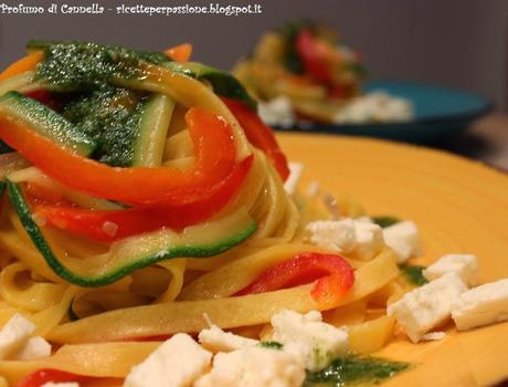 Fettuccine con verdurine saltate, pesto e feta - il sapore della bella stagione