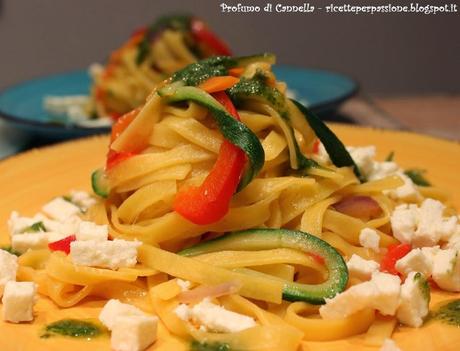 Fettuccine con verdurine saltate, pesto e feta - il sapore della bella stagione