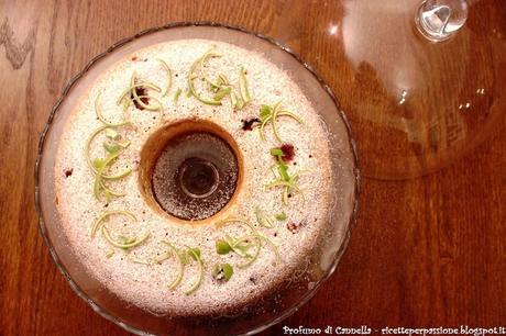 Ciambella soffice di fragole, cocco e lime - bentornata primavera!